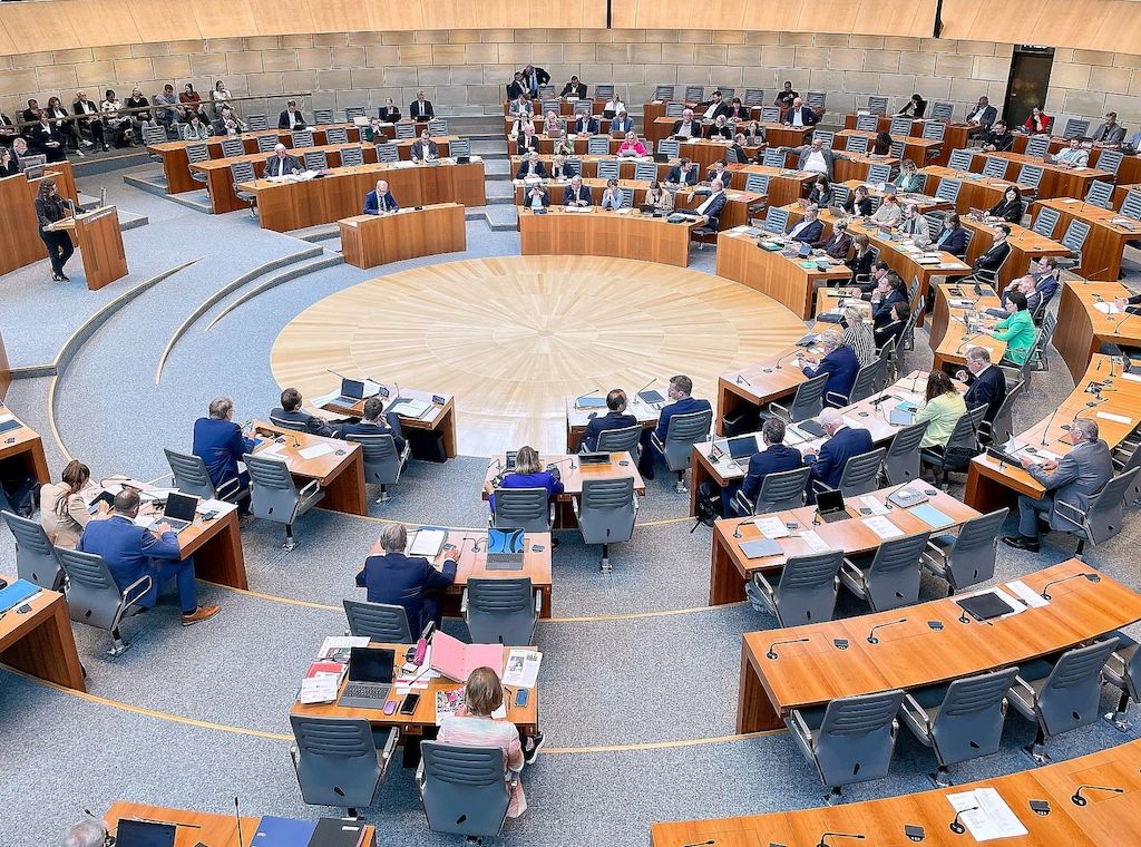 SPD wirft Wüst Missachtung des NRW-Landtags vor