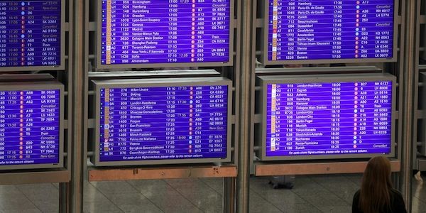 Schweizerin droht an Frankfurter Flughafen mit Sprengstoff in Rumflasche