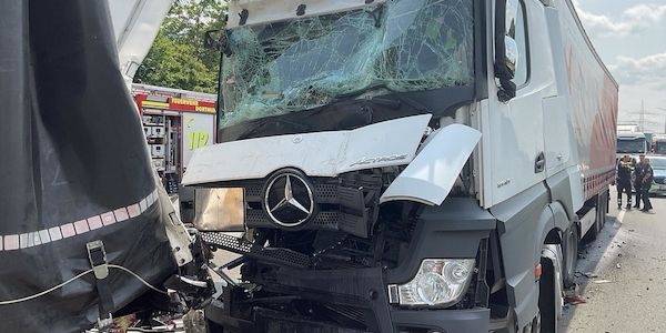 Verkehrsunfall zwischen drei LKW auf der A45 bei Dortmund