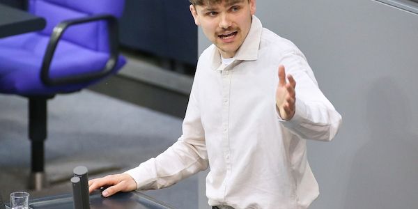 Jüngster Abgeordneter beklagt Vernachlässigung junger Menschen