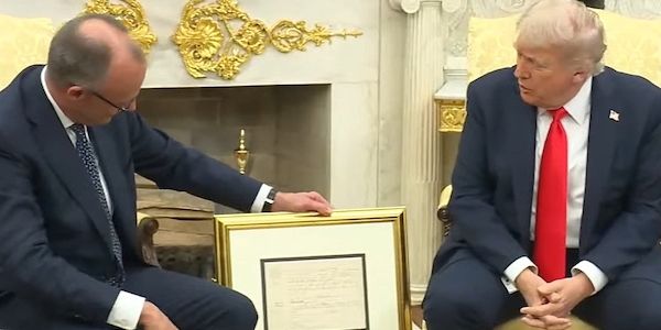 Merz und Trump tauschen im Oval Office Höflichkeiten aus