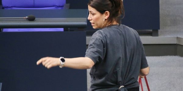 Pullover sorgt für Rauswurf von Linken-Politikerin aus Bundestag