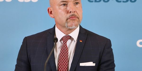 CSU-Landesgruppenchef verschärft Vorwürfe gegen Pro Asyl