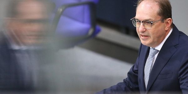 Dobrindt will Asylrecht im Grundgesetz nicht "infrage stellen"