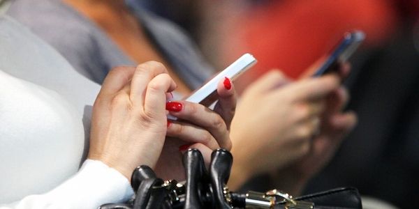 Prien kritisiert Smartphone-Nutzung von Eltern
