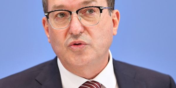 Bayerns Innenminister stärkt Dobrindt den Rücken