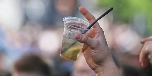 Gesundheitsminister fordern Verbot von begleitetem Alkoholkonsum