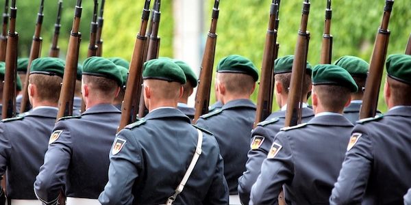 Bundestagspräsidentin wirbt für allgemeine Dienstpflicht