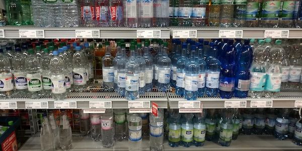 Umfrage: Mehrheit von Deckel an der Flasche genervt