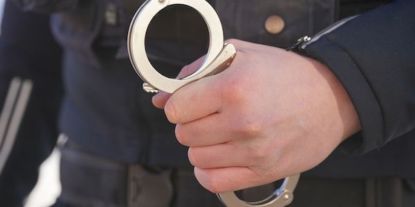 Mann sticht am Berlin-Alexanderplatz mit Messer zu