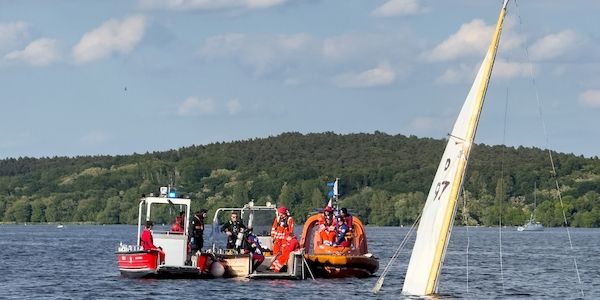 Bootsunfall auf der Berliner Havel: Wasserwacht rettet Person vor dem Ertrinken
