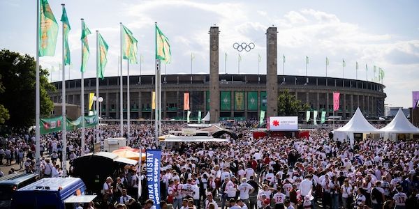 Jetzt gehts los - Fans laufen zum Pokalfinale ins Berliner Olympiastadion