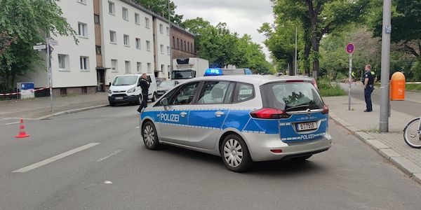 Polizei stellt Plakat mit strafrechtlich relevantem Inhalt in Berlin-Mitte sicher