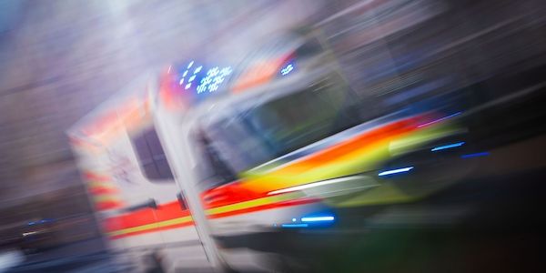 Schwerer Unfall auf Mariendorfer Damm: Motorradfahrer in Lebensgefahr