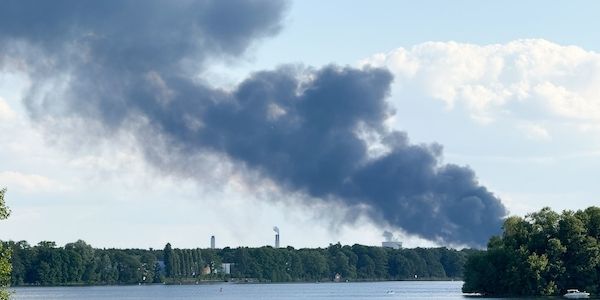 Berlin-Spandau: Brand in Kleingartensiedlung greift auf Lagerhalle über