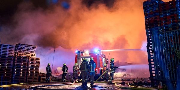 Wieder brennt das Firmengelände in Berlin-Marzahn