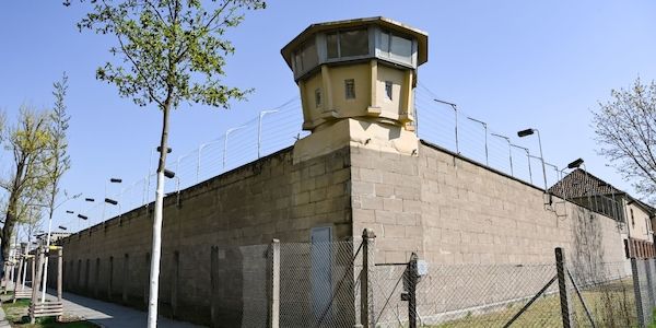 Strafanzeige: Uniformierter in NVA-Trabant an früherem Berliner Stasi-Gefängnis