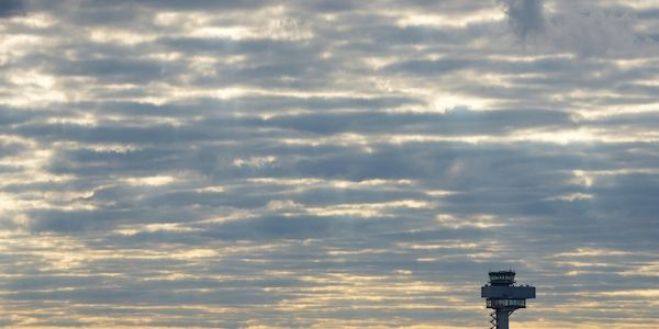 Mann klettert über Zaun von Hauptstadtflughafen