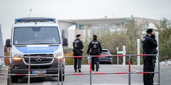 Berliner Polizei hat erneut ein Problem mit verdorbener Verpflegung bei einem Großeinsatz