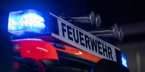 Landkreis Prignitz: Haus gerät an der Bundesstraße in Brand
