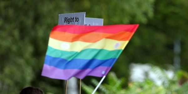 Landtagspräsidentin gedenkt queerer NS-Opfer und hisst Regenbogenflagge in Potsdam