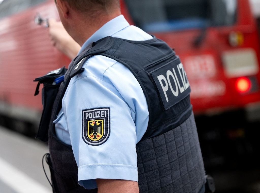 Zwei Mädchen legen Schild auf Bahngleise - Notbremsung in Brandenburg an der Havel