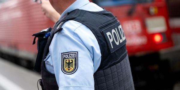 Zwei Mädchen legen Schild auf Bahngleise - Notbremsung in Brandenburg an der Havel