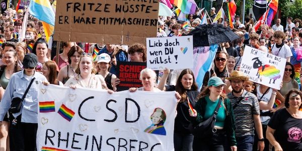 Zum Christopher Street Day in in Rheinsberg kamen rund 1.300 Besucher