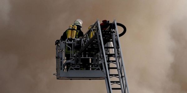 Brand in Dachgaube verletzt eine Person in München-Sendling