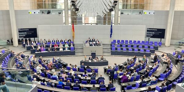 Bundestag beschließt milliardenschweres Investitionssofortprogramm