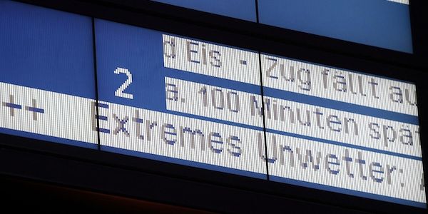 Verkehrsminister rügt Bahnmanagement wegen unpünktlicher Züge