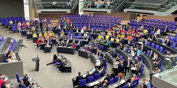 Klöckner verteidigt ihre Entscheidung gegen Regenbogenflaggen