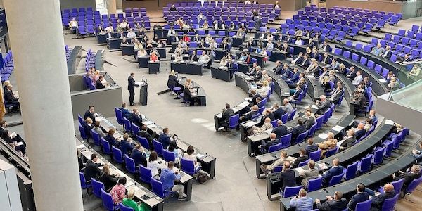 Bundestag beschließt Aussetzung des Familiennachzugs