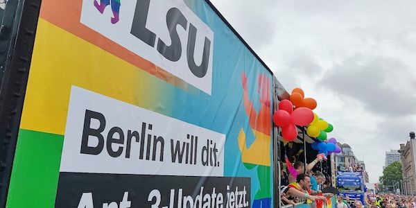 LSU kritisiert Klöckner und lädt Merz zum CSD ein
