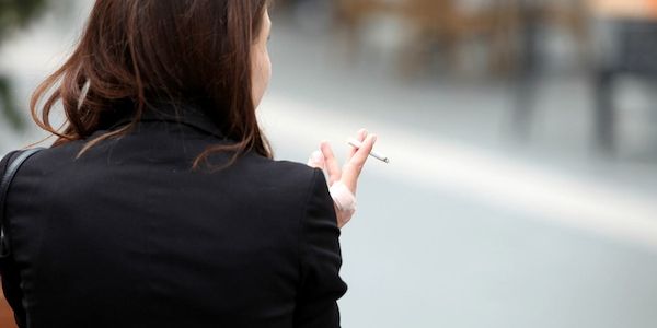Grüne und Linke fordern höhere Preise für Raucher