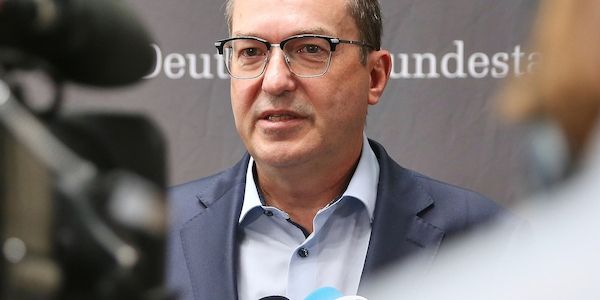 Hasspostings: Dobrindt will stärkere Kontrolle von Plattformen