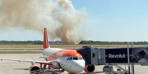 Getreidefeld in der Nähe des Flughafens BER brennt