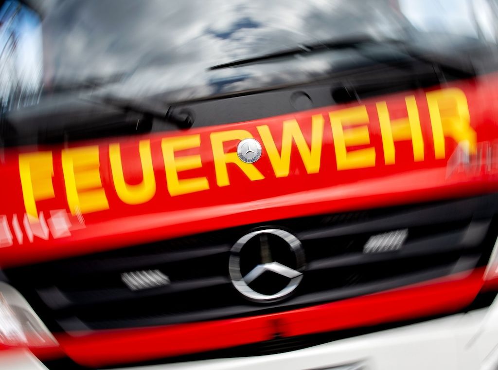 Lkw-Anhänger mit Sperrmüll brennt - A113 gesperrt