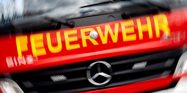 Lkw-Anhänger mit Sperrmüll brennt - A113 gesperrt