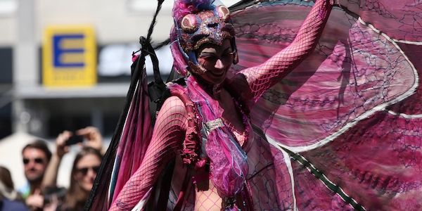 Senatorin Kiziltepe würdigt Karneval der Kulturen als Zeichen für Vielfalt
