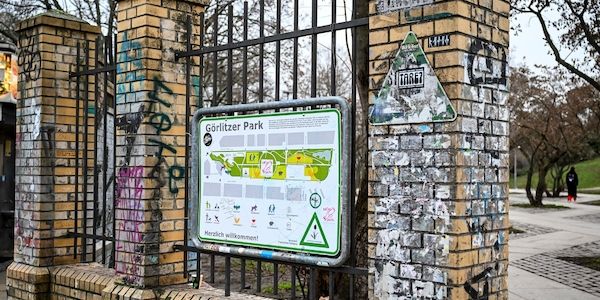 Demonstration und Protestparty zum Zaunbau am Görlitzer Park