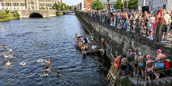 Protest-Schwimmen gegen Badeverbot in Berliner Spree