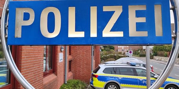 Polizei sucht nach fünf Verdächtigen nach Raubüberfall auf Seniorenpaar in Kreuzberg