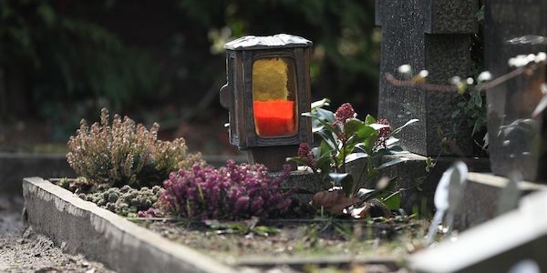 Cottbus verbietet Grablichter wegen Brandgefahr