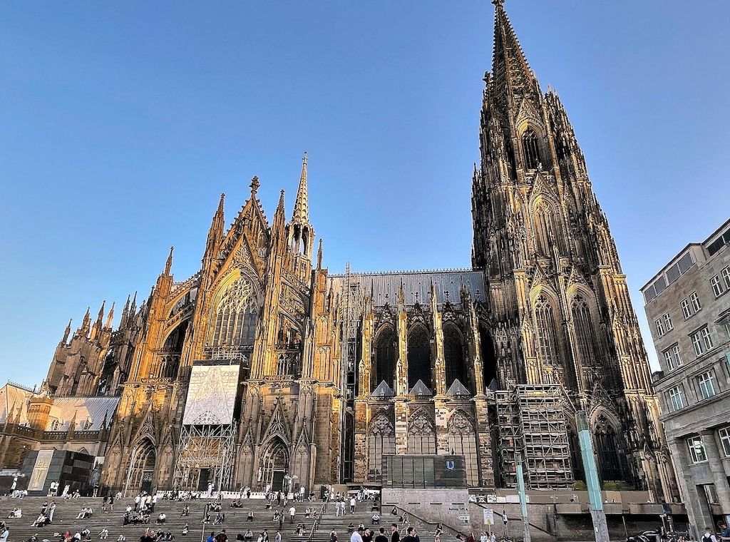 Köln restituiert Wandspiegelrahmen an Erben jüdischen Kunsthändlers