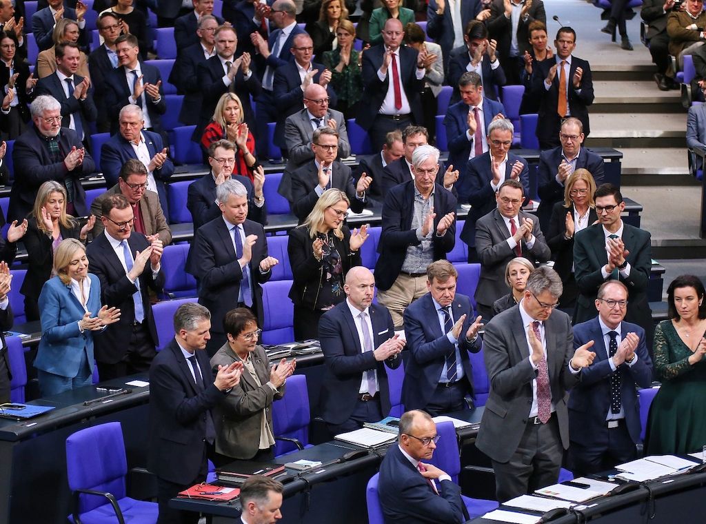 Chefgehälter: Transparency tadelt Geheimhaltung bei Union und SPD