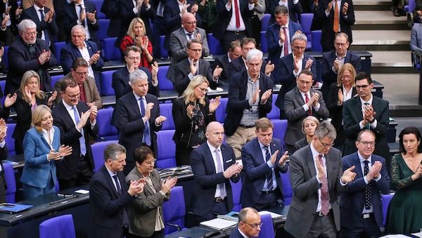 Chefgehälter: Transparency tadelt Geheimhaltung bei Union und SPD