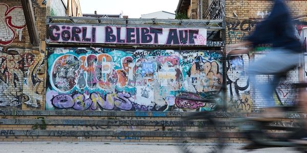 Bauarbeiten für Zaun am Görlitzer Park - Polizei schützt