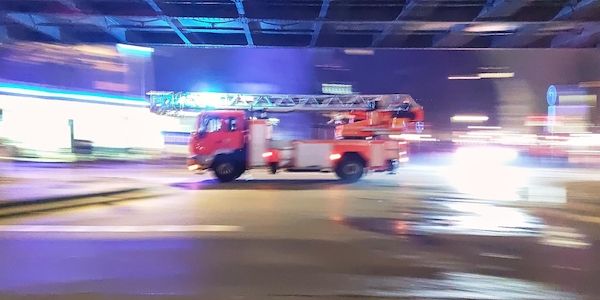 Unbekannte setzen Kinderwagen und Lastenrad in Berlin-Tempelhof in Brand