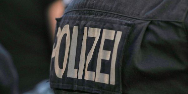 Jungen werfen Steine von Bahnbrücke in Berlin-Lichtenberg